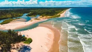 Encontro do Rio com o Mar na foz norte da Praia de Guaibim